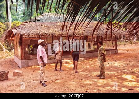 Stazione biologica con scienziato nel Parco Nazionale di Dzanga Sangha. Repubblica Centrafricana Foto Stock