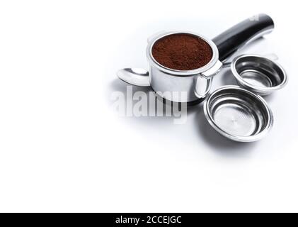 Supporto per espresso e filtri per caffè sostituibili. Il clacson della macchina da caffè su sfondo bianco. Messa a fuoco selettiva. Foto di alta qualità Foto Stock