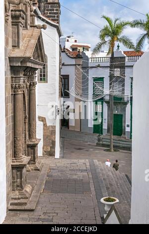 Santa Cruz de la Palma, Spagna - 12 novembre 2019: Plaza de Espana vista dall'ingresso della Parroquia Matriz de El Salvador con Natale dicembre Foto Stock