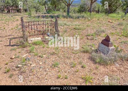 Due tombe vecchie e trascurate nello storico cimitero di Puntenney Cedar Glade vicino a Drake Arizona. Foto Stock