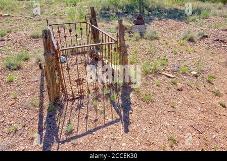 Due tombe vecchie e trascurate nello storico cimitero di Puntenney Cedar Glade vicino a Drake Arizona. Foto Stock