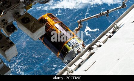 Il Canadarm2, braccio robotico, rimuove il Giappone Aerospace Exploration Agency H-II Transfer Vehicle-9 rifornire la nave dal modulo Harmony della Stazione spaziale Internazionale 18 agosto 2020 a Earth Orbit. Foto Stock