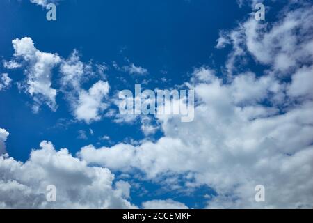 Nuvole nel cielo`s blueness. Splendore celeste di una bella giornata nuvolosa. Informazioni di base per l'illustrazione delle previsioni e della meteorologia Foto Stock