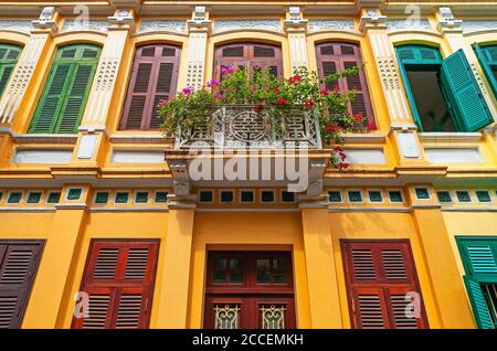Facciata in stile coloniale francese e un balcone con fiori e finestre, Hanoi City, Vietnam del Nord. Foto Stock