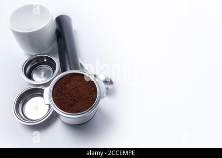 Supporto per espresso e filtri per caffè sostituibili. Il clacson della macchina da caffè su sfondo bianco. Messa a fuoco selettiva. Foto di alta qualità Foto Stock