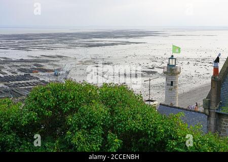 CANCALE, Francia -28 dic 2019- Visualizzare degli allevamenti di ostriche nell'Oceano Atlantico a Cancale, nelle Baie du Mont Saint Michel, nella Cotes d'Armor Bretagna, Foto Stock