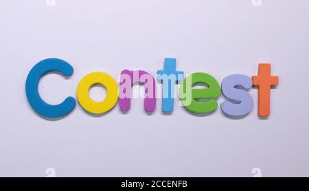 Parola 'Concorso' scritta con spugna colorata Foto Stock