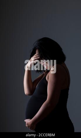 Preoccupato donna in stato di gravidanza Foto Stock