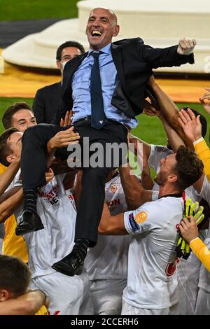 Colonia, Germania. 21 Agosto 2020. Calcio: Europa League, FC Sevilla - Inter Milan, Final-Eight, finale al RheinEnergieStadion. I giocatori di Siviglia salutano il direttore sportivo di Siviglia Ramon Rodriguez Verdejo (Monchi) dopo la vittoria. Credit: Federico Gambarini/dpa/Alamy Live News Foto Stock