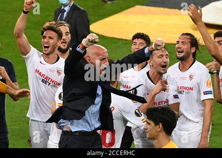 Colonia, Germania. 21 Agosto 2020. Calcio: Europa League, FC Sevilla - Inter Milan, Final-Eight, finale al RheinEnergieStadion. Il direttore sportivo di Siviglia Ramon Rodriguez Verdejo (Monchi) festeggia con la squadra in campo dopo la vittoria. Credit: Federico Gambarini/dpa/Alamy Live News Foto Stock