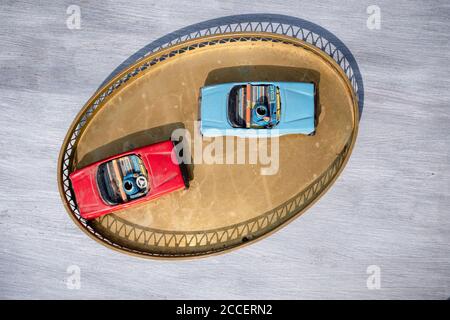 Tin macchinine giocattolo su un vassoio di ottone all'aperto a a. mercato delle pulci Foto Stock