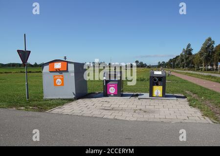 Separazione dei rifiuti con contenitori sotterranei separati per vetro e tessuto. E un contenitore per plastica. Bergen, Paesi Bassi, agosto Foto Stock