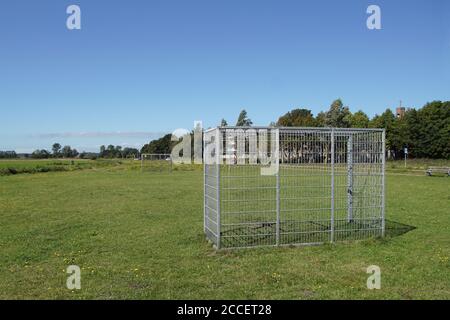 Campo erboso con due piccoli gol di calcio in metallo all'esterno del villaggio olandese di Bergen con prati. Estate, Paesi Bassi Foto Stock