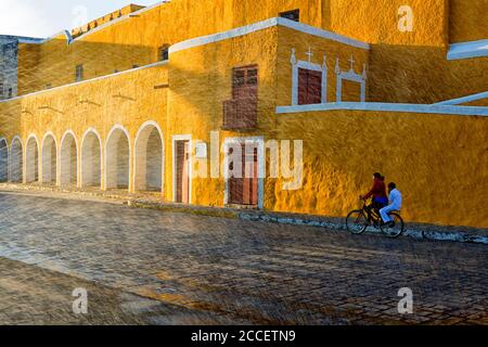 Messico, Yucatan Stato, Izamal, la città di colore giallo Foto Stock
