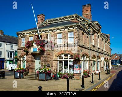 Uffici Del Consiglio Della Città di High Street Northallerton North Yorkshire decorate con fiori su una soleggiata giornata estiva Foto Stock