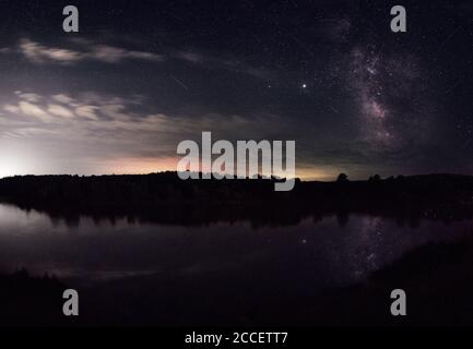 Fantastica vista panoramica sulla Via Lattea, riflessa nell'acqua Foto Stock