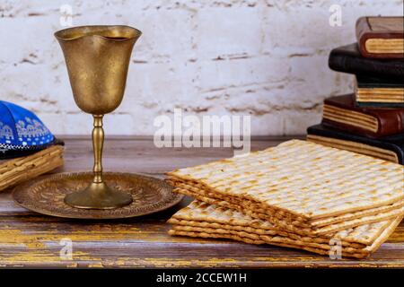 Pasqua ebraica holiday celebrazione, matza pane azzimo e bicchiere di vino kosher Foto Stock