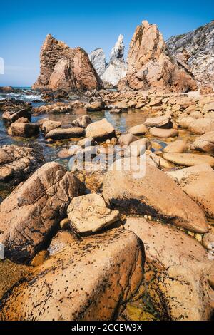 Costa rocciosa di Praia da Ursa spiaggia, Sintra, Portogallo. Enormi cataste di mare che si innalzano dall'oceano atlantico. Vacanze vacanze vacanze stagione di vacanza. Foto Stock