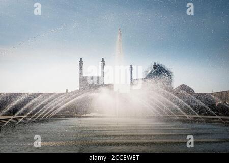 Iran Isfahan, fontana a Königsplatz di fronte alla moschea reale Foto Stock