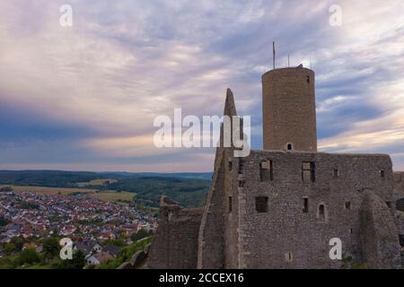 Europa, Germania, Assia, Wettenberg, Giessener Land, Lahn-Dill-Kreis, Parco Naturale di Lahn-Dill-Bergland, Castello di Gleiberg con vista su Wettenberg Foto Stock