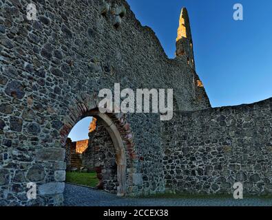 Europa, Germania, Assia, Wettenberg, Giessener Land, Lahn-Dill-Kreis, Parco Naturale di Lahn-Dill-Bergland, Castello di Gleiberg, Merenberger Bau con arco Foto Stock