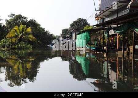 Vivere sul corso d'acqua Thailandia Foto Stock
