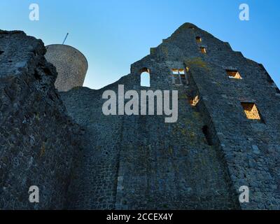 Europa, Germania, Assia, Wettenberg, Giessener Land, Lahn-Dill-Kreis, Parco Naturale di Lahn-Dill-Bergland, Castello di Gleiberg, Merenberger Bau e Bergfried Foto Stock