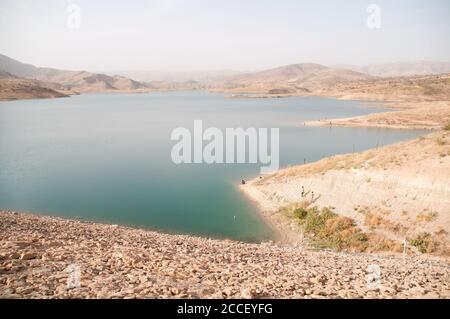 La vista dalla cima della diga di Duhok e del serbatoio sottostante, nel bacino del fiume Tigris, nella regione autonoma del Kurdistan del nord dell'Iraq. Foto Stock