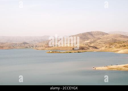 La vista dalla cima della diga di Duhok e del serbatoio sottostante, nel bacino del fiume Tigris, nella regione autonoma del Kurdistan del nord dell'Iraq. Foto Stock