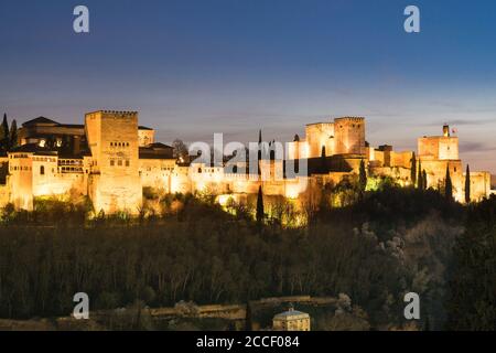 Granada (Spagna), Alhambra alla luce della sera, palazzi Nasridi e Alcazaba Foto Stock