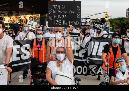 Un protestore su una sedia a rotelle tiene un cartello con il numero di vittime COVID-19 in una marcia a Brooklyn, New York il 21 agosto 2020. (Foto di Gabriele Holtermann/Sipa USA) Foto Stock