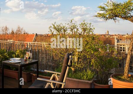 Berlino, mansarda, terrazza, atmosfera serale, romantico Foto Stock