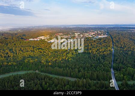 Geretsried e Isar con ponte Tattenkofener, Tölzer Land, vista aerea, alta Baviera, Baviera, Germania Foto Stock