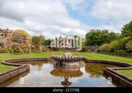 Maybole, Carrick, Scozia - 19 maggio 2012: Scultura di fontana d'acqua al castello di Culzean, situato sulle scogliere di Ayrshire, aperto al pubblico. Foto Stock