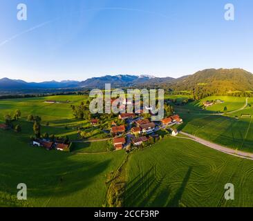 Wackersberg, posteriore Brauneck e Benediktenwand, destra Heigelkopf, Isarwinkel, foto aerea, alta Baviera, Baviera, Germania Foto Stock