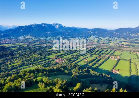 Vista da Sonntraten vicino a Gaißach, Isar Valley, sinistra Brauneck e Benediktenwand, Isarwinkel, vista aerea, alta Baviera, Baviera, Germania Foto Stock