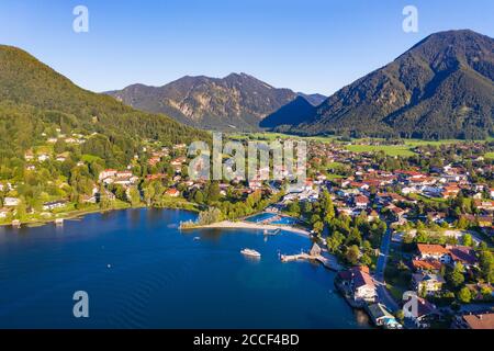 Rottach-Egern piscina all'aperto sul lago Tegernsee, Wallberg sulla destra, registrazione droni, alta Baviera, Baviera, Germania Foto Stock