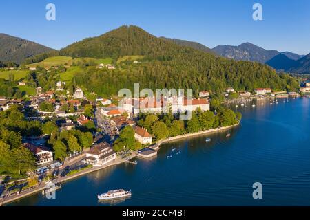 Tegernsee, luogo Tegernsee e castello di Tegernsee, registrazione di droni, alta Baviera, Baviera, Germania Foto Stock