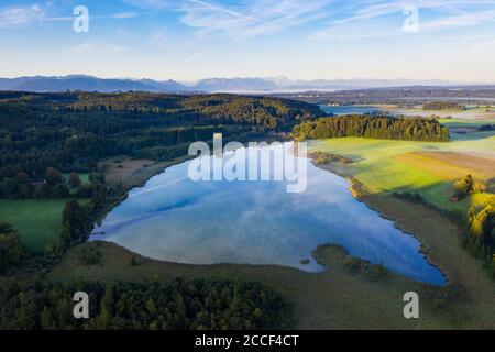 Harmatinger Weiher, vicino a Egling, Tölzer Land, vista aerea, alta Baviera, Baviera, Germania Foto Stock