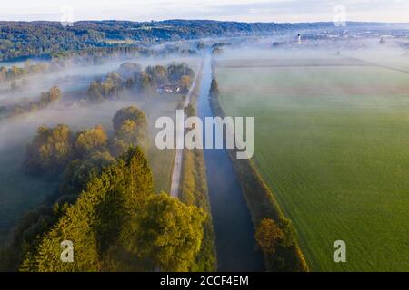 Canale di Loisach e villaggio di Gelting con nebbia mattutina, vicino a Geretsried, Tölzer Land, vista aerea, alta Baviera, Baviera, Germania Foto Stock