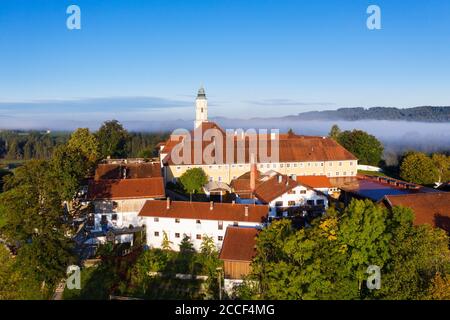 Monastero di Reutberg, Sachsenkam, Tölzer Land, vista aerea, colline alpine, alta Baviera, Baviera, Germania Foto Stock