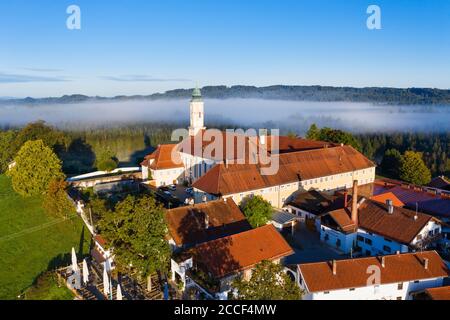 Monastero di Reutberg, Sachsenkam, Tölzer Land, vista aerea, colline alpine, alta Baviera, Baviera, Germania Foto Stock