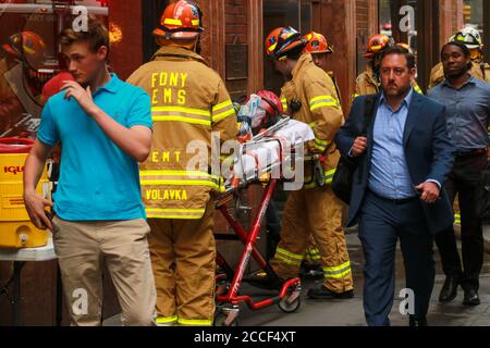 L'azienda di fuoco lavora per mettere fuori fuoco nell'edificio di NYC. Foto Stock