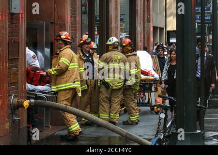 L'azienda di fuoco lavora per mettere fuori fuoco nell'edificio di NYC. Foto Stock