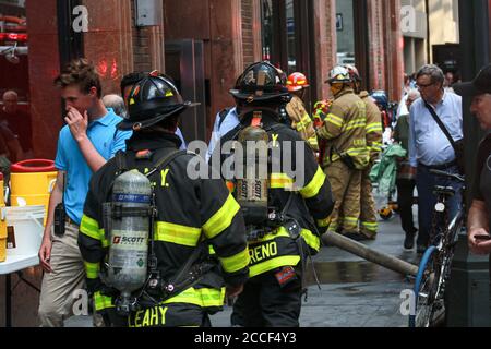 L'azienda di fuoco lavora per mettere fuori fuoco nell'edificio di NYC. Foto Stock