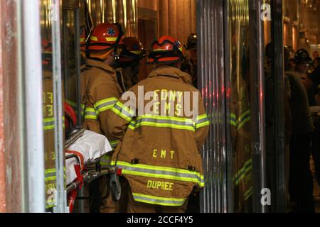 L'azienda di fuoco lavora per mettere fuori fuoco nell'edificio di NYC. Foto Stock