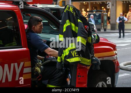 L'azienda di fuoco lavora per mettere fuori fuoco nell'edificio di NYC. Foto Stock