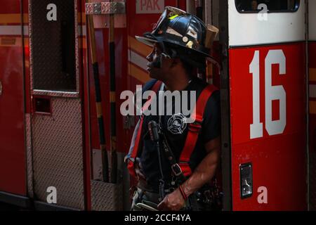 L'azienda di fuoco lavora per mettere fuori fuoco nell'edificio di NYC. Foto Stock