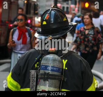 L'azienda di fuoco lavora per mettere fuori fuoco nell'edificio di NYC. Foto Stock