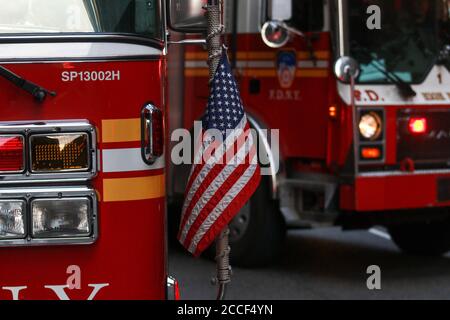 L'azienda di fuoco lavora per mettere fuori fuoco nell'edificio di NYC. Foto Stock